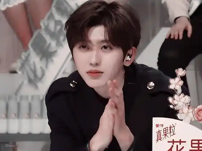 来一波蔡徐坤哇最后蔡徐坤的邪魅一笑我爱了❤❤