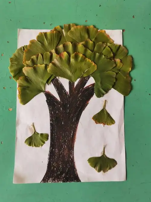 秋叶飞舞 创意无限——大三班树叶粘贴画