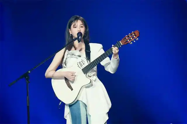 超女季军张晓钰发自拍神似范世錡,末代超女还有很多人在继续努力