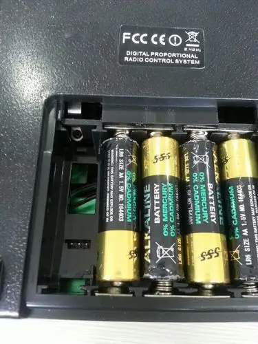 有装5号电池的槽,不过边上有3根排针,不知道是不是插锂电池充的?