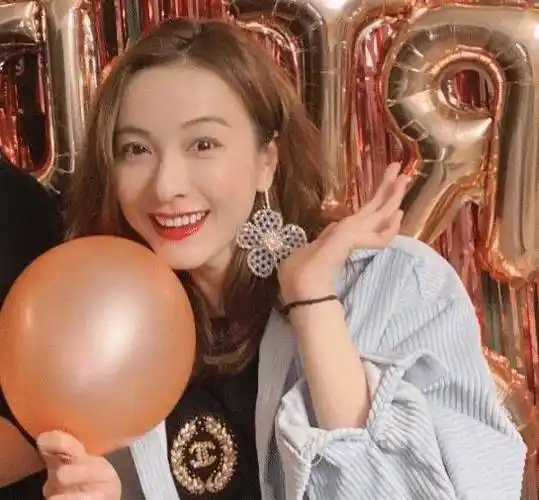 吴昕戴眼镜,穿短裤参加生日聚会,现场蛋糕又小又朴素,杜海涛抢镜了