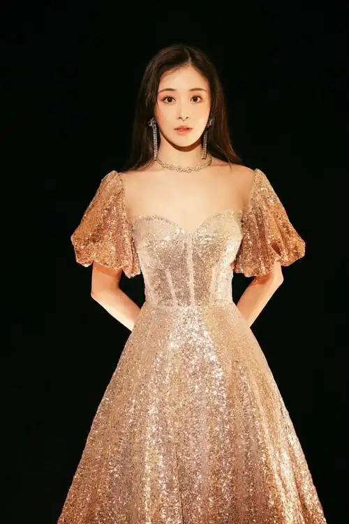 张含韵也太甜了就算穿着复古的皮裙但加上泡泡袖照样嫩得很