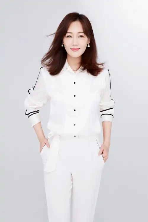 薛佳凝秋日写真释出 《光荣时代》收视口碑双丰收