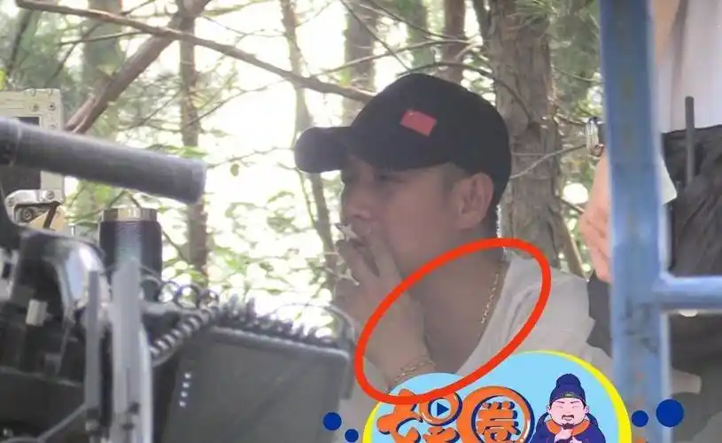 原创37岁文章近况曝光脖子和手腕上大金链子太抢镜片场抽烟好惬意