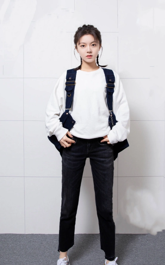 原创赵今麦最新暗黑系时尚大片!黑色外套配工装裤,看上去成熟又性感