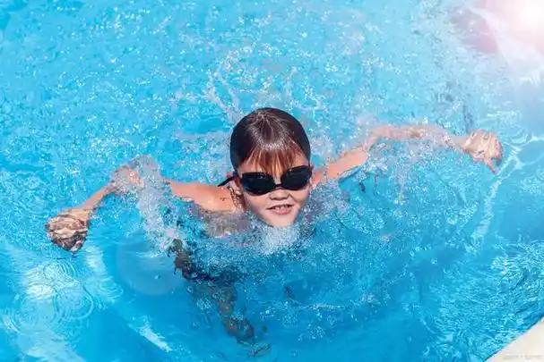 畅游夏日,注意健康:夏季游泳身体保护指南
