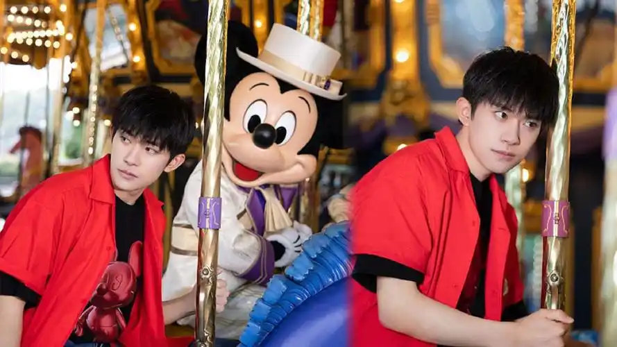 易烊千玺迪士尼花絮照 坐旋转木马可爱软萌 喜欢另类的四字弟弟