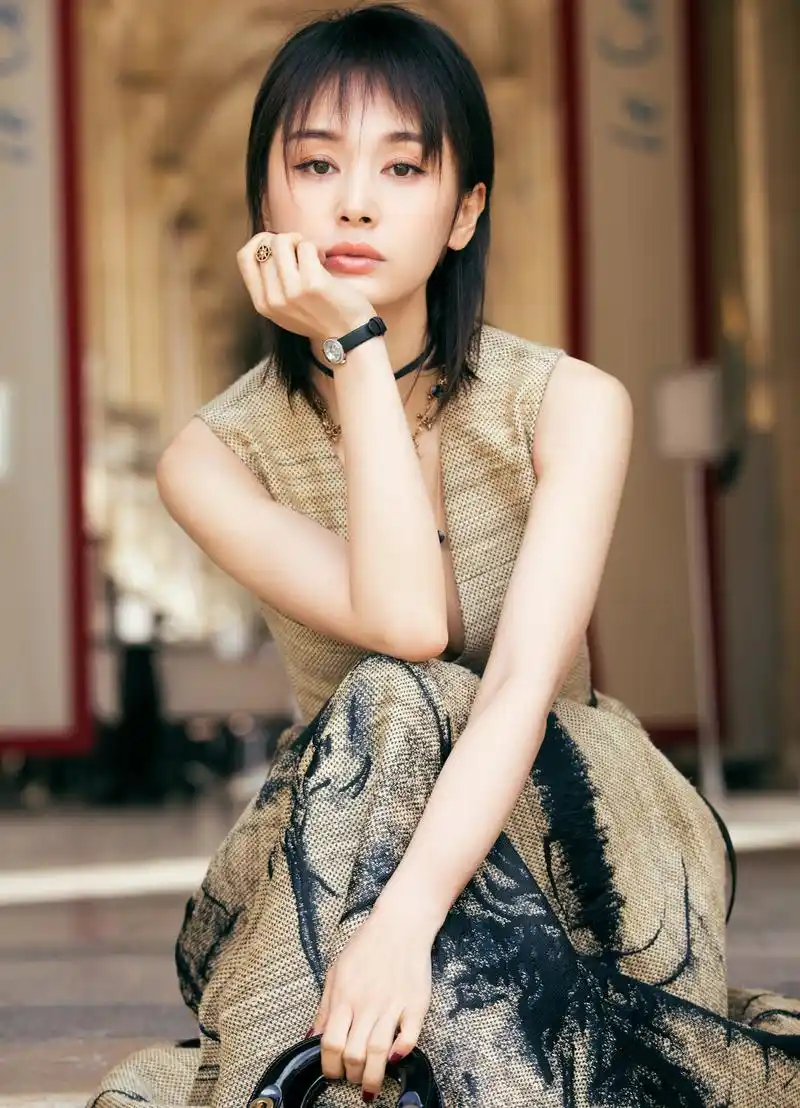 王子文巴黎秀场气质非凡,深v修身长裙优雅吸睛