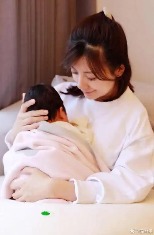 贾静雯产后晒怀抱女儿照母爱爆棚露会心微笑