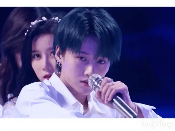 刘雨昕和陆柯燃的公孔雀小故事