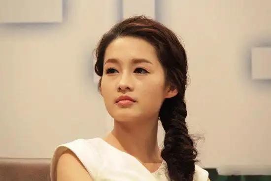 日前被爆料李沁和华汉已经同居,并已怀孕,有记者第一时间采访了林申