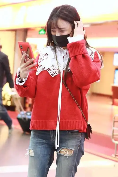 沈梦辰身穿红毛衣配破洞牛仔裤现身机场,少女感十足