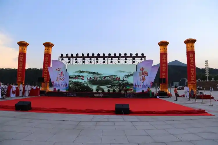 "庆七一颂党恩"周末大舞台文艺演出在民族广场举行