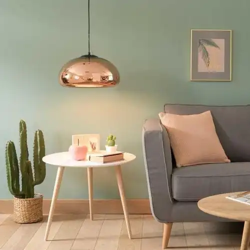 其具有颜色丰富,施工简单,造价低廉等优点,但乳胶漆是客厅墙面装饰的