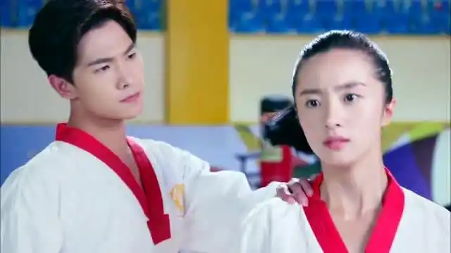 旋风少女 蒋依依下黑手用箭暗算胡冰卿 杨洋伸手握箭 超疼的