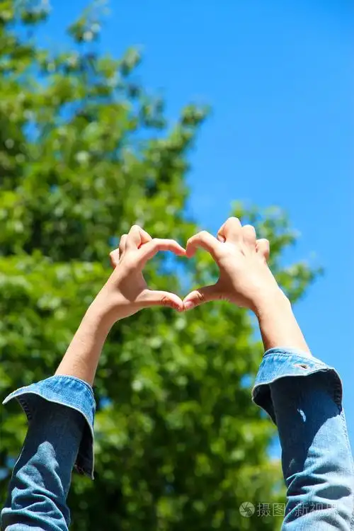 女孩手牵着手在心的形状