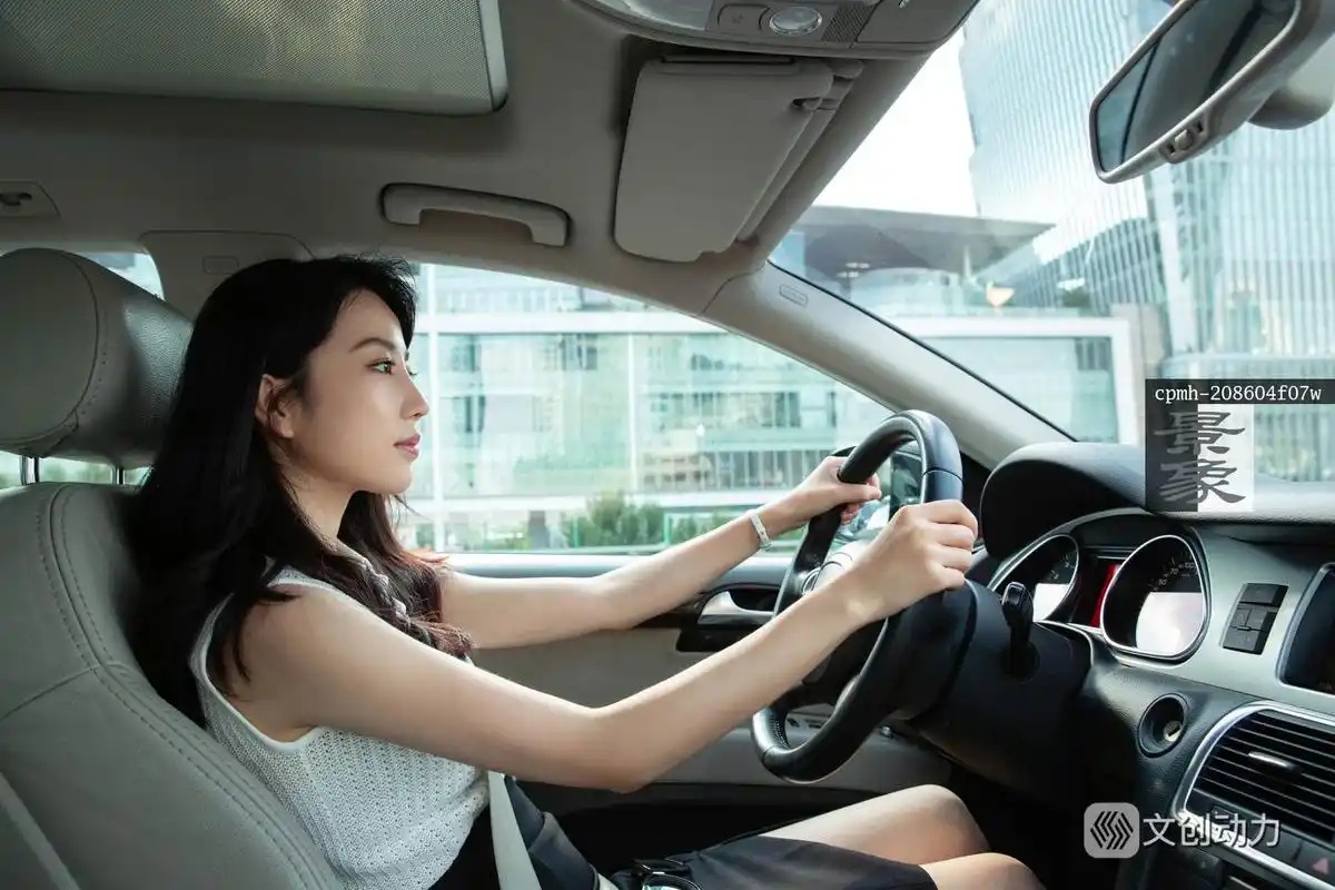 漂亮的青年女人开车