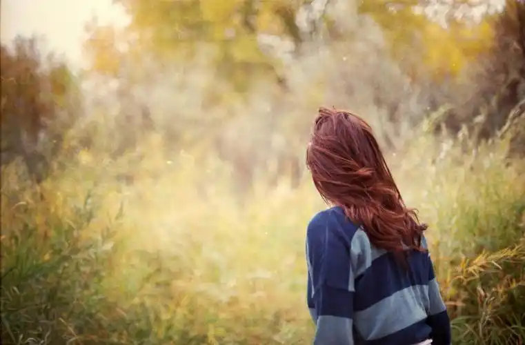 1一个人远去伤感背影,壁纸图片,女孩-桌面城市