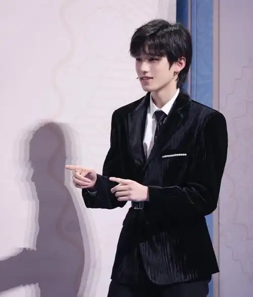 沈腾玩游戏ng宋亚轩被惩罚泼水贾玲机智救场不得罪粉丝