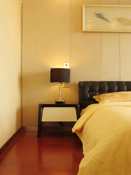 大户型现代简约家床头一角