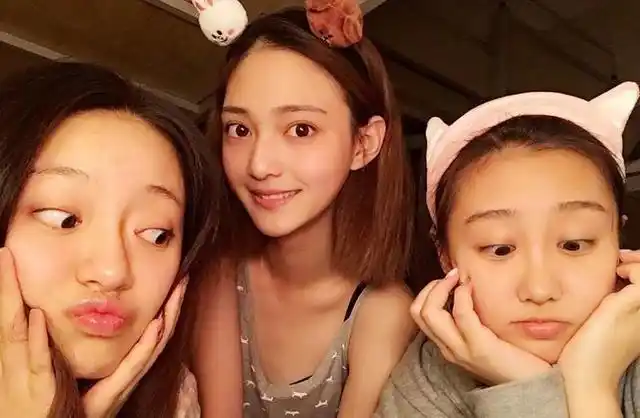 关晓彤军训与同学合影曝光 全是俊男美女(图)