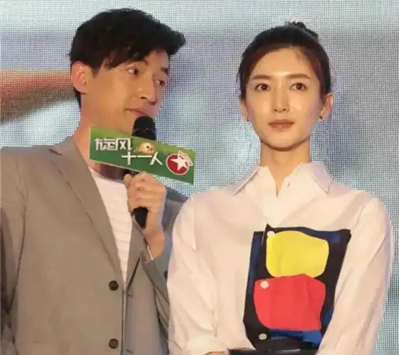 胡歌在"朝鲜",和宋轶一起担任主持人,两人都穿喜庆的红色衣服