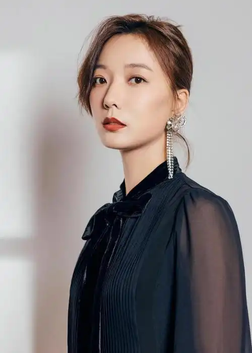 王珞丹气质太好了一身蓝色丝质连衣裙亮相盘正条顺优雅利落