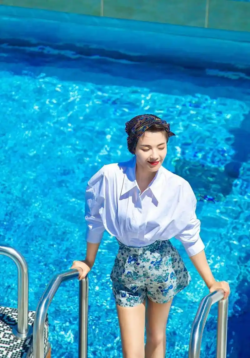 刘涛游轮度假大片 刘涛登《悦游traveler》七月刊封面大片,红唇美艳