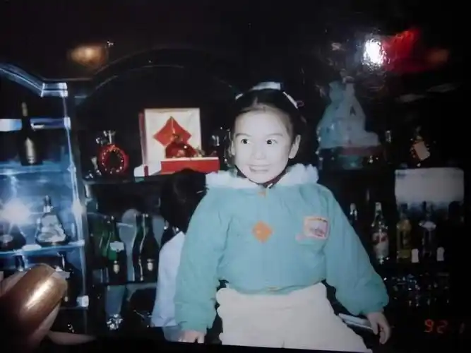 angelababy童年珍惜照片曝光,整没整容一眼就能看出来