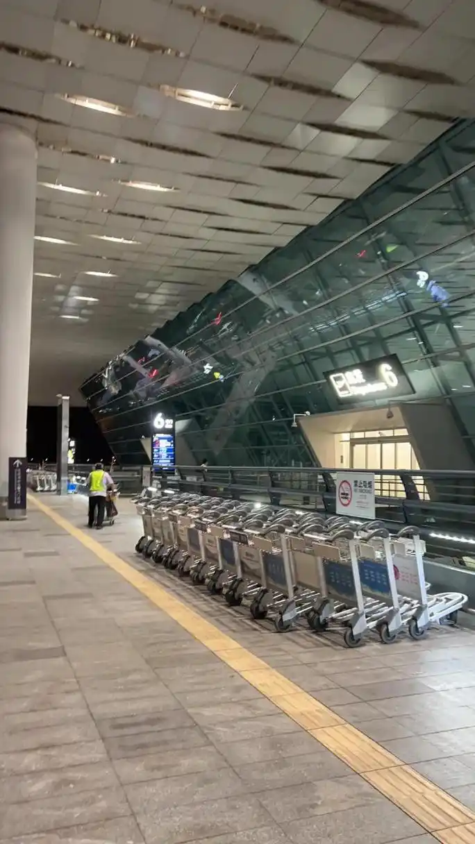 凌晨5点的深圳机场.人头攒动,热闹非凡.