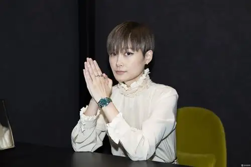 李宇春粉嫩裙装亮相南京 诉说和南京的不解之缘