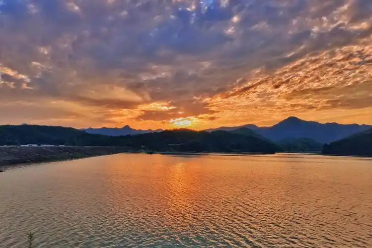 清晨的霞光,染红了整个天空,也染红了整个湖面