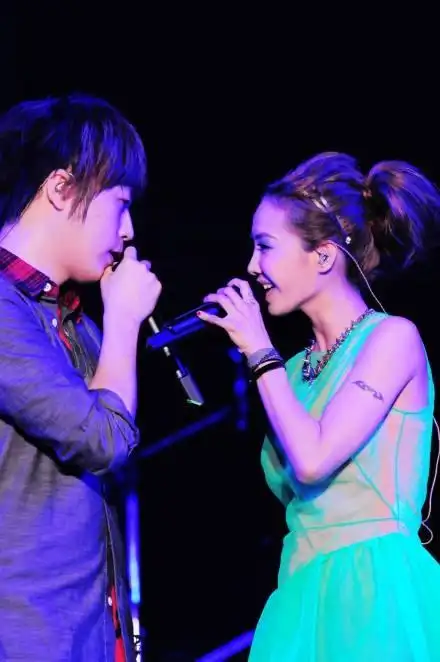 蔡依林和五月天阿信要公开恋情?种种迹象表明怕是要包不住了__凤凰网