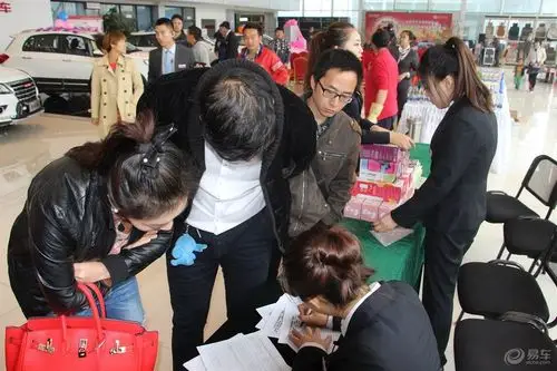 锣鼓齐鸣 众人齐欢聚