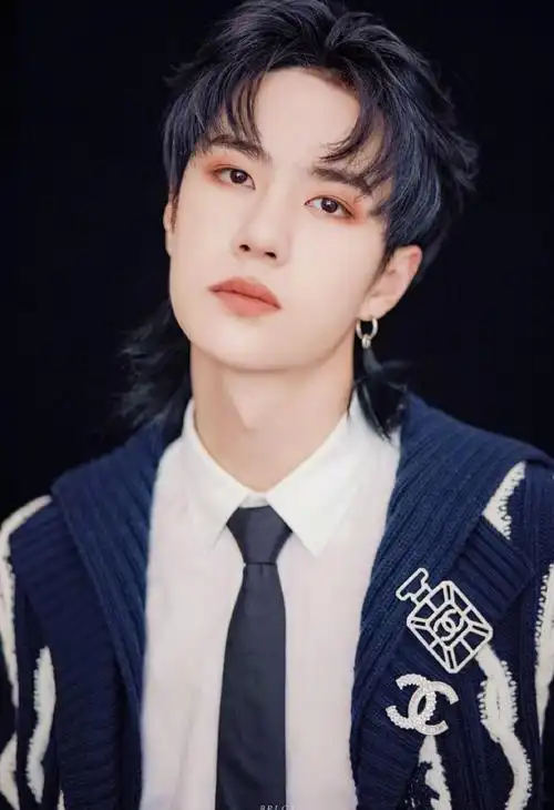 王一博时尚干净帅气迷人写真