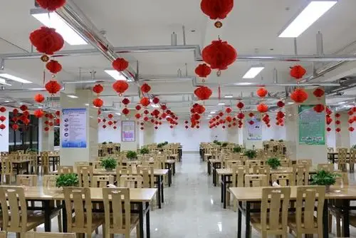 及早布置,开展"迎新春挂灯笼"活动,各个员工餐厅被一排排火红的灯笼