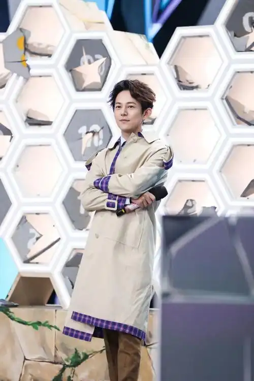 何炅自曝发际线高撕起刘海那一刻就清楚发型真的很重要