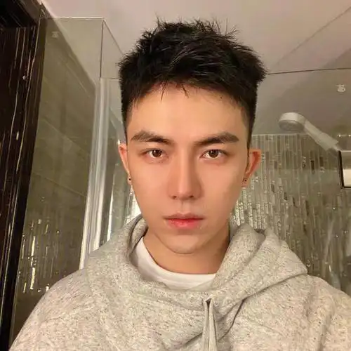 两边剪短的铲青发型 剪好了一样帅气