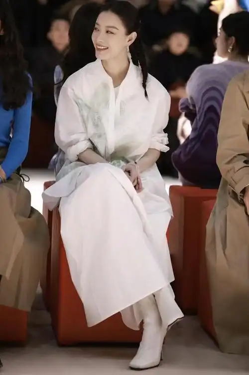 新中式的风又吹到了夏季跟着倪妮钟楚曦学搭配古典和时髦并存