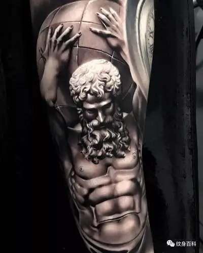 大臂上的黑灰写实纹身老霸气了