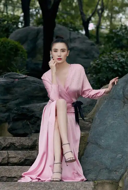 宋佳一身烟粉色亮片装饰裹身礼服出席,率性浪漫