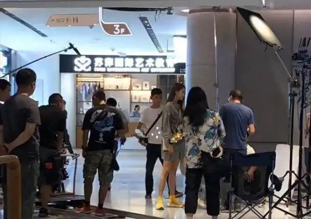 助理完美衬托出了她的大长腿_造型_身材_杨紫