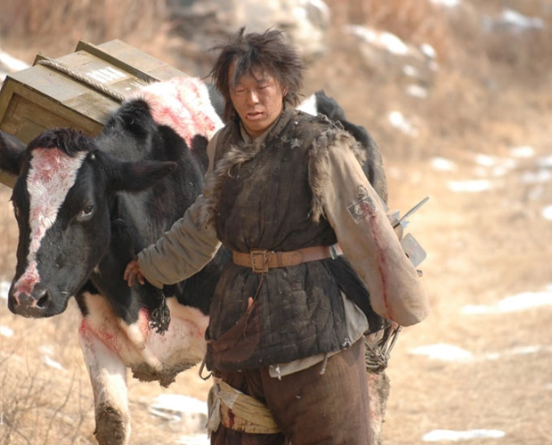 1,2006年播出的《疯狂的石头》,饰演黑皮 转载自百家号作者:娱尾巴