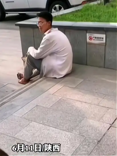 男孩全身脏兮兮赤脚坐在地上热心大姐耐心询问并为男子买食物