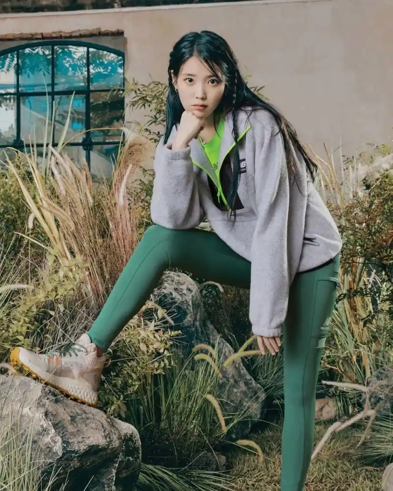 李知恩可以驾驭多种衣搭,绿色瑜伽裤和黑色长裙,你更喜欢哪一个?