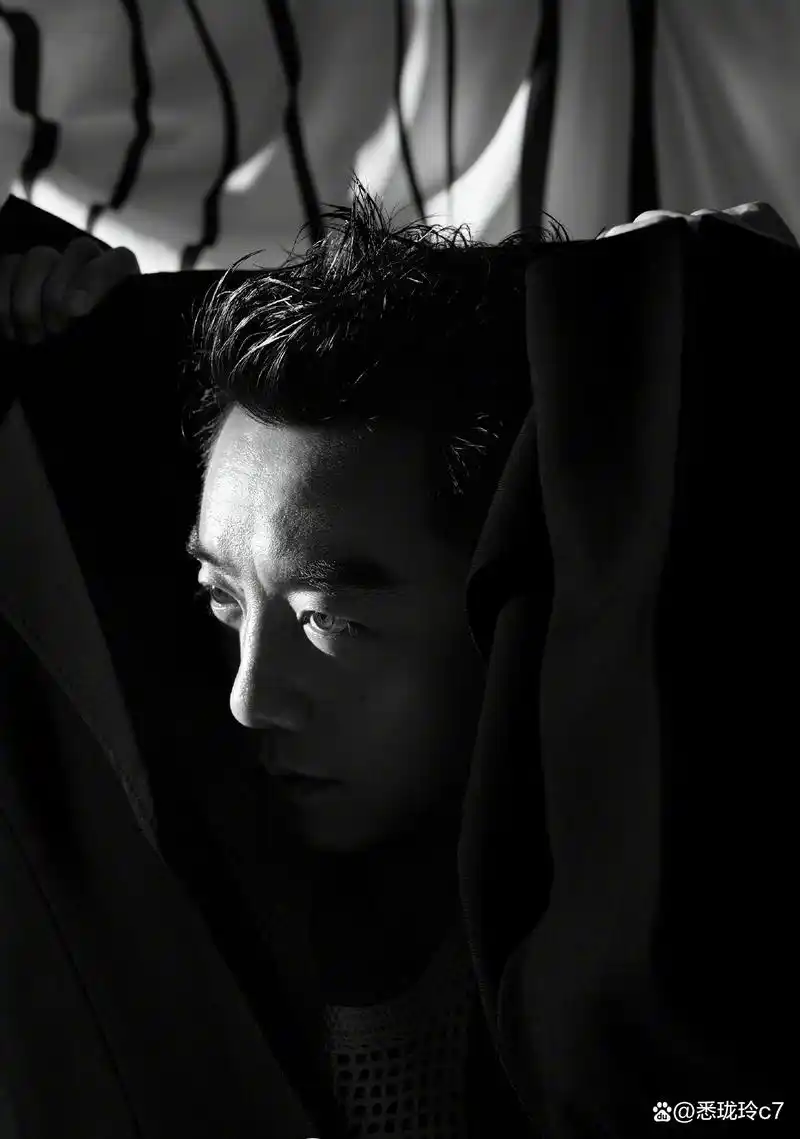 郑恺身穿黑色西装,帅气十足!