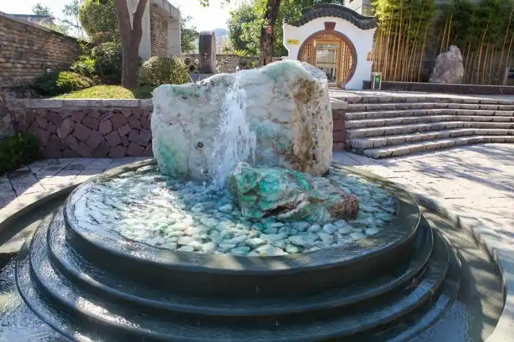 红星坪温泉的主要泉眼在湖山红星坪萤石矿区.