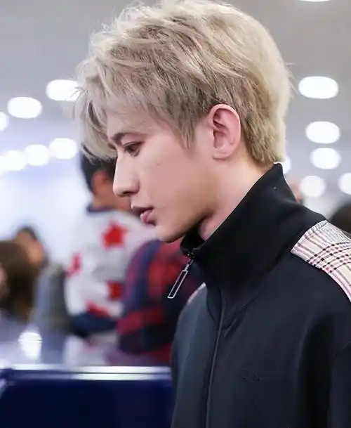 男星的侧脸来了,蔡徐坤的非常精致,欧豪的鼻子真尖_张一山_眼睛