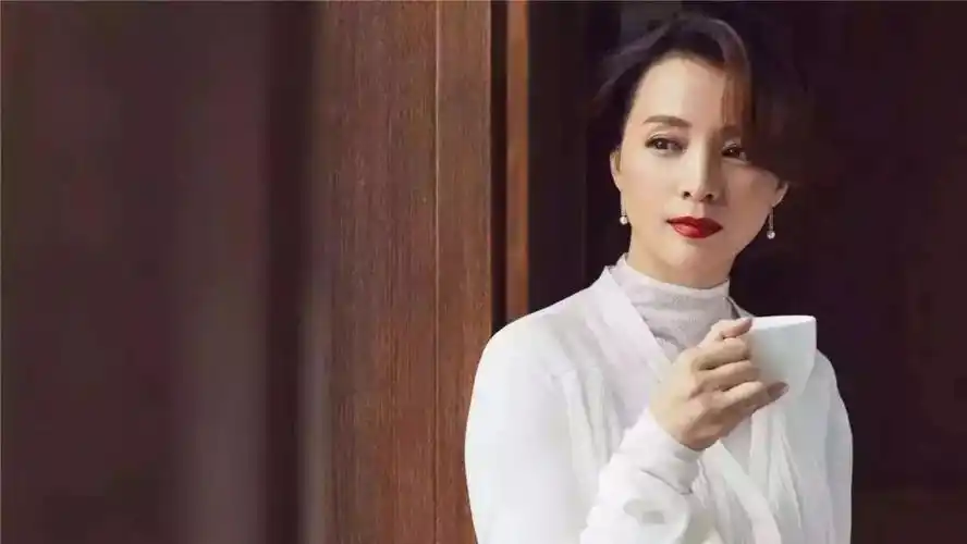 董卿首次回应"国民女神"之称:成功就是把喜欢的事做到极致