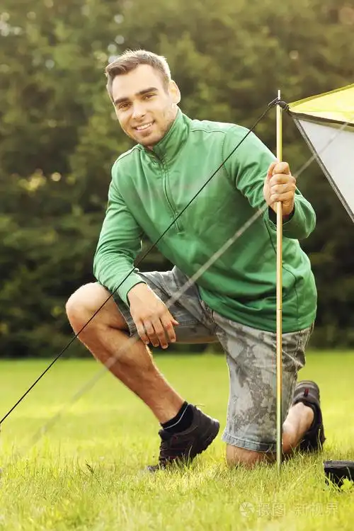 搭帐篷的年轻男人